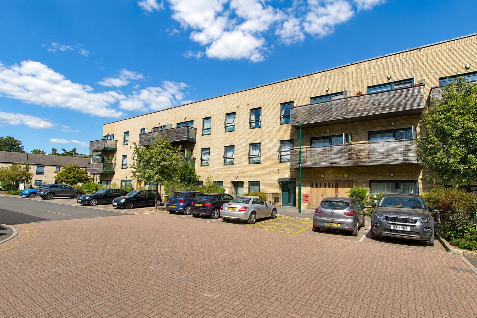 2 bed property in Ferndale Crescent, Carshalton
